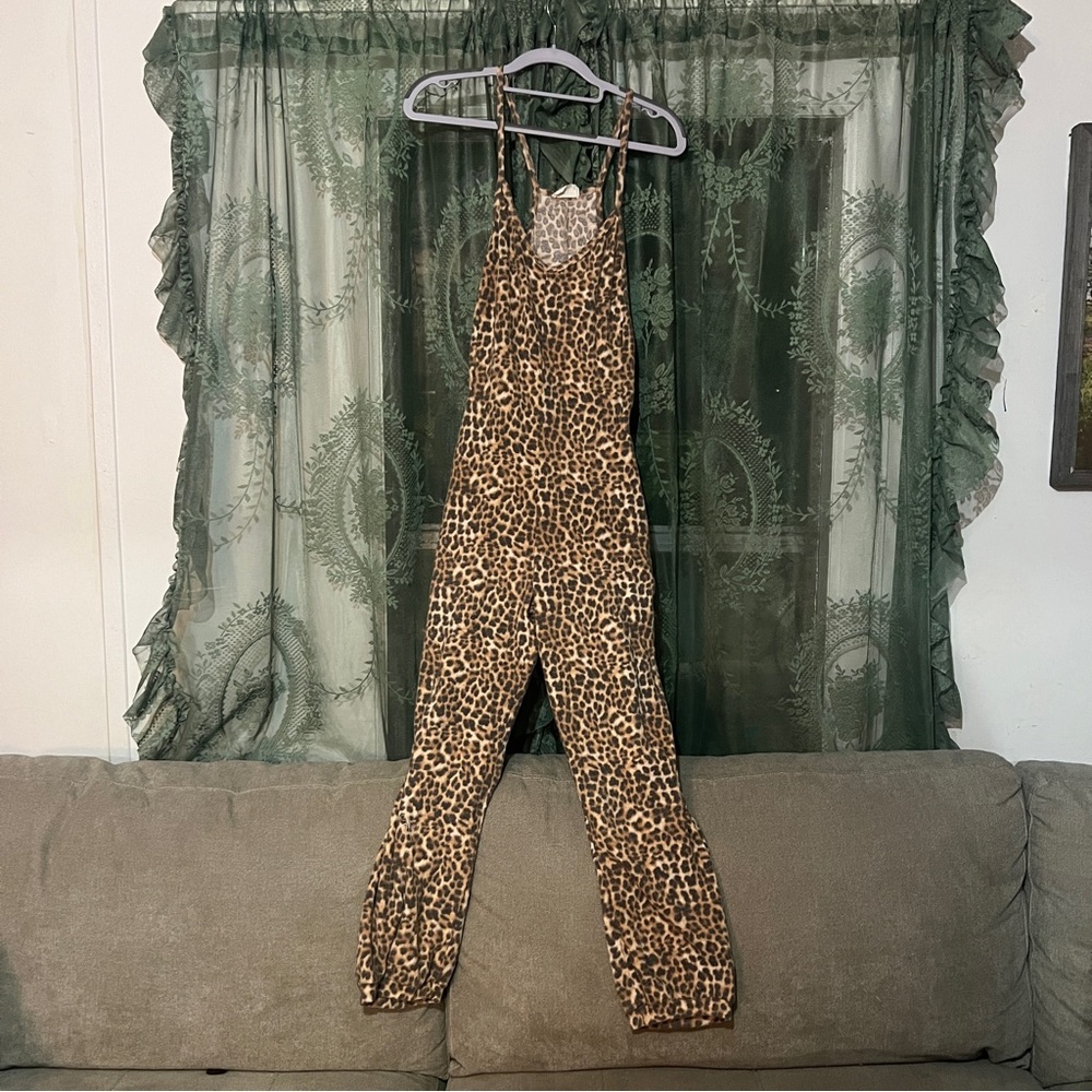 Super Soft Cheetah Print baggy Jumpsuit. Size Small